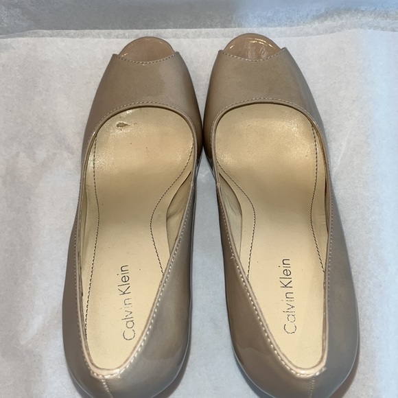 CALVIN KLEIN NUDE PATENT LEATHER PEEP-TOE HEELS.  Size 6 - Picture 4 of 8